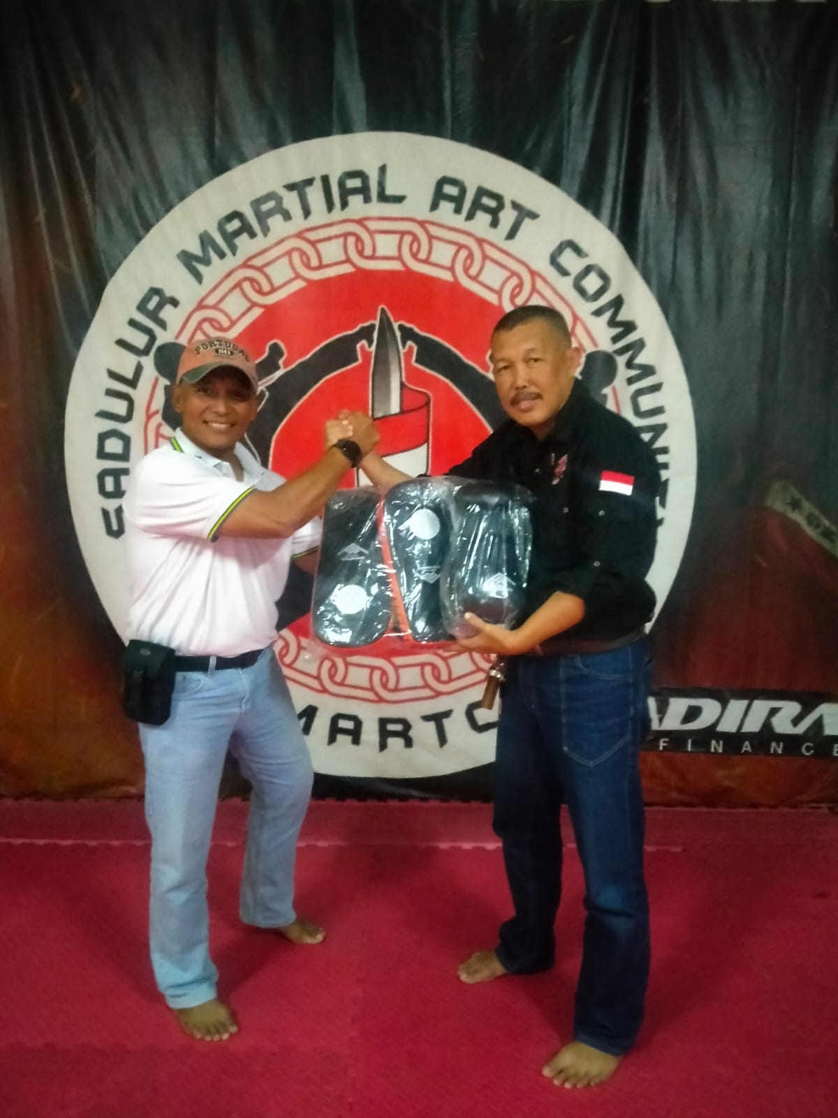 Penyerahan Hibah Training Kit dari club SMARTCO kepada Pengcab Savate Kota Bandung